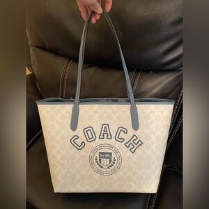 NWT！COACH CITY TOTE IN SIGNATURE CANVAS WITH VARSITY MOTIF (COACH CB869)